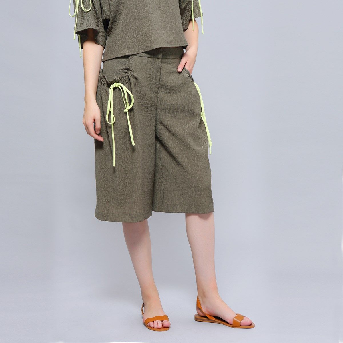 Lässige Caprihose mit weitem Bein