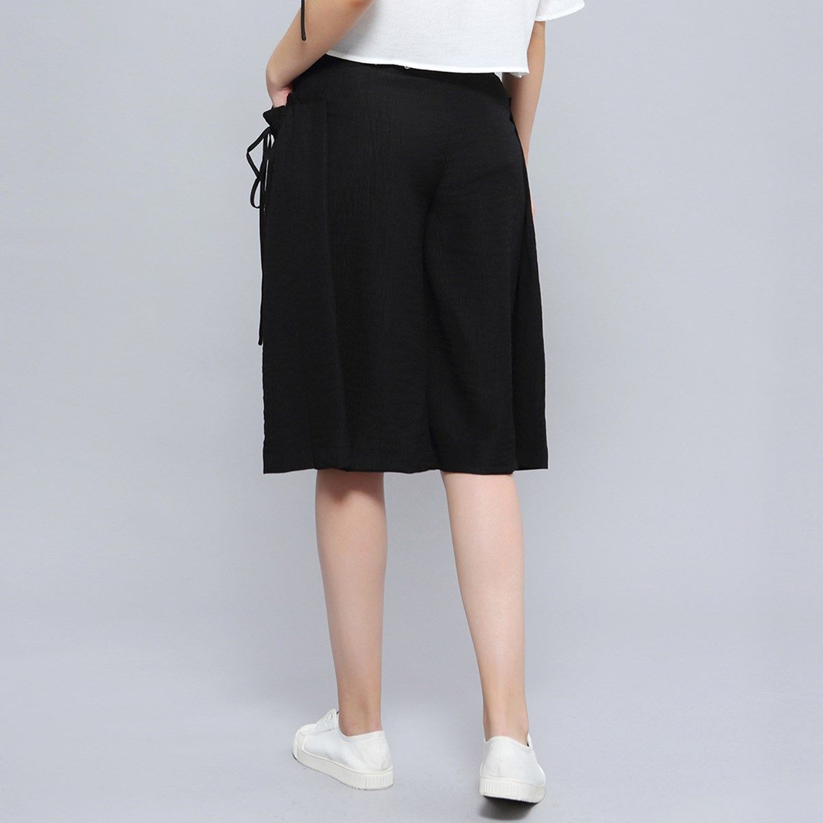 Weite Culotte mit Knotendetails