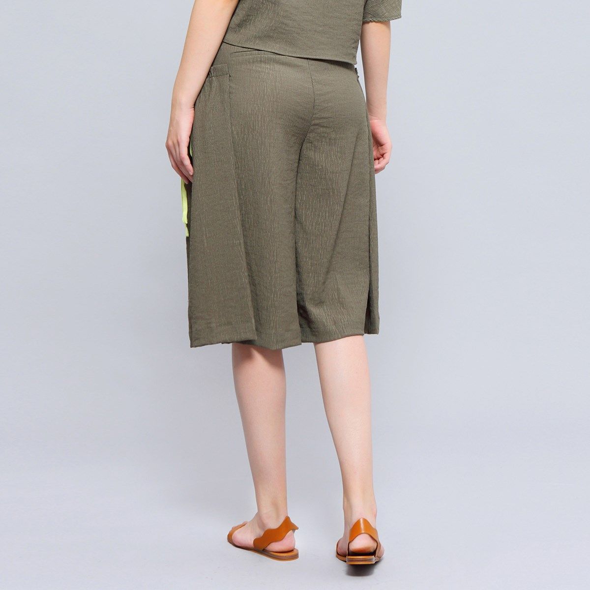 Weite Culotte mit Knotendetails
