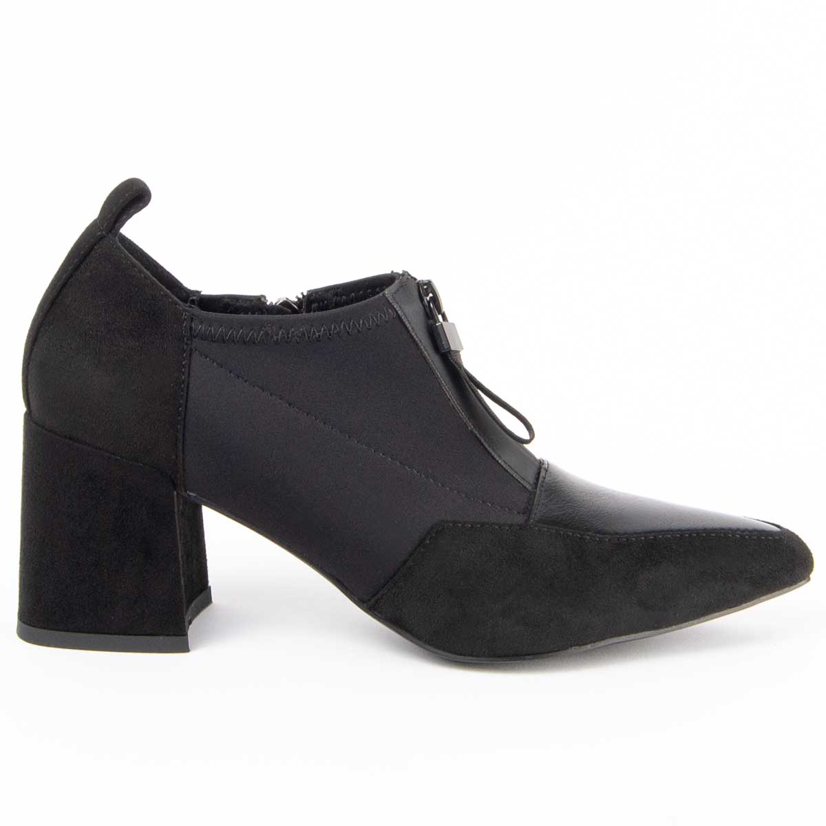 Materialmix-Pumps mit Blockabsatz und Spitze
