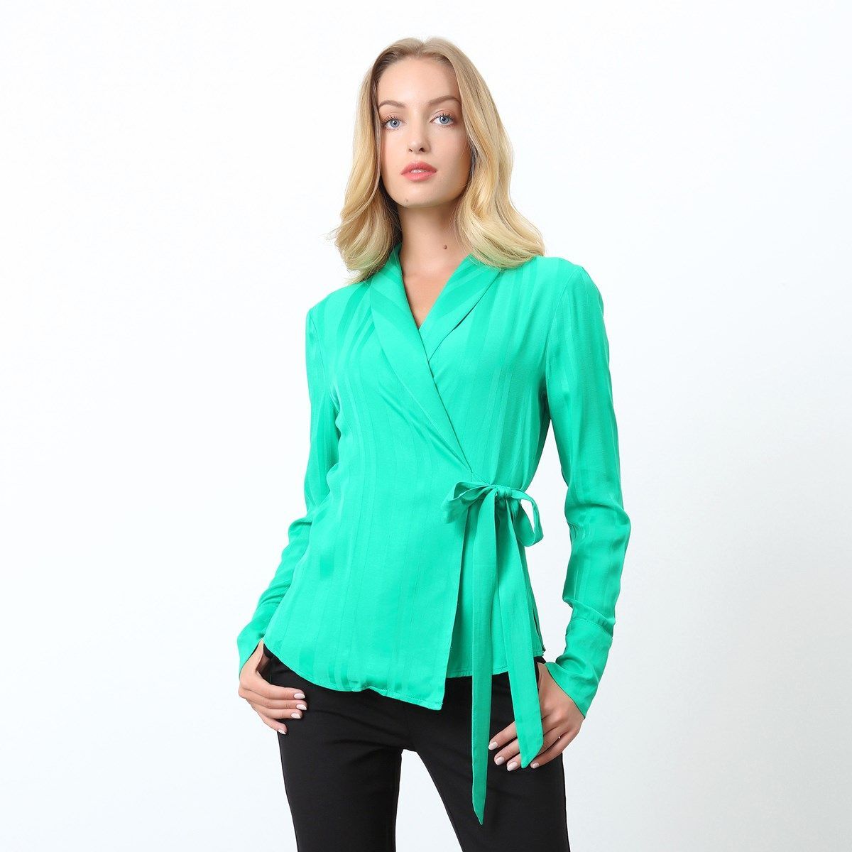 Elegante gestreifte Wickelbluse mit Bindeband