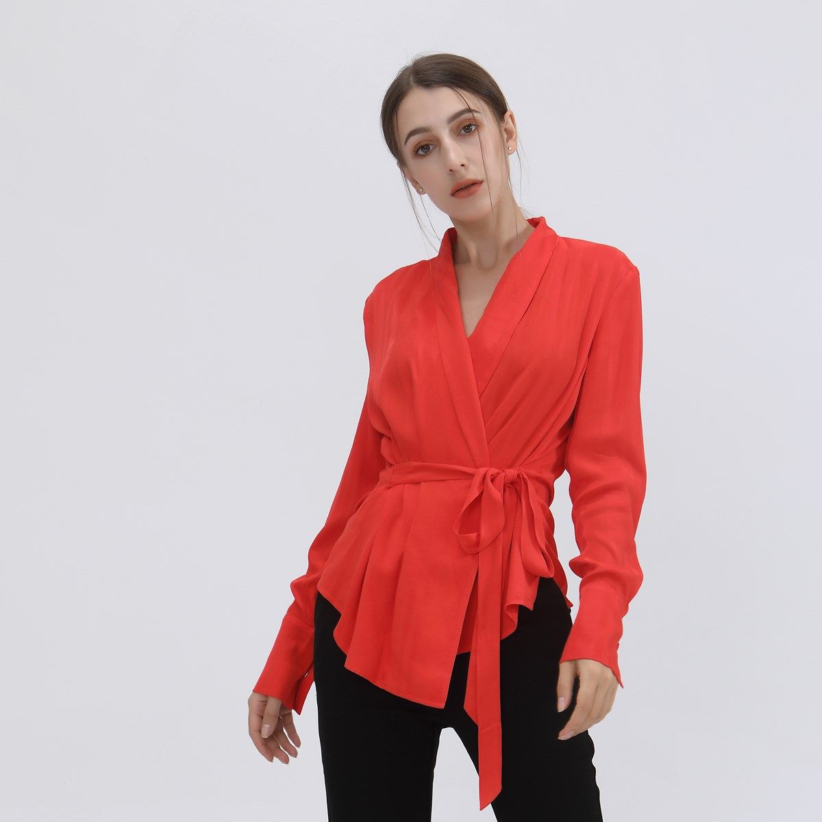 Elegante gestreifte Wickelbluse mit Bindeband
