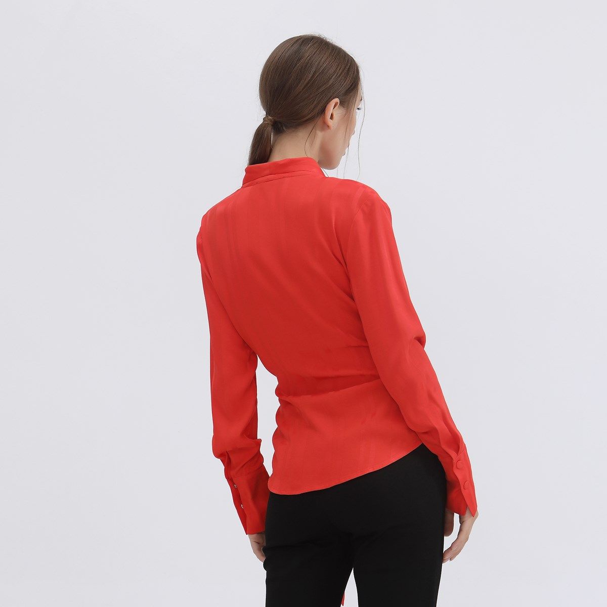 Raffinierte Wickelbluse aus mattem Satin