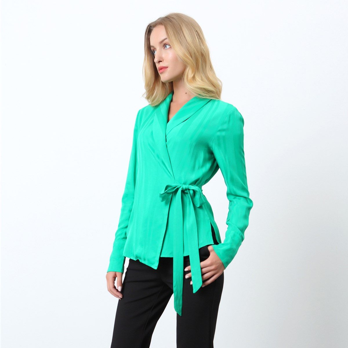 Raffinierte Wickelbluse aus mattem Satin