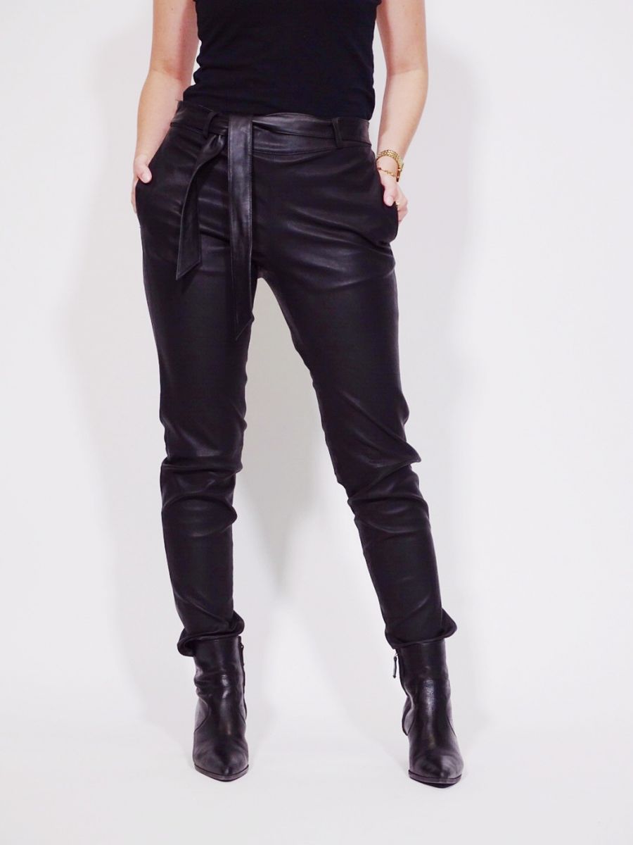 Schlanke Lederhose mit Gürtel