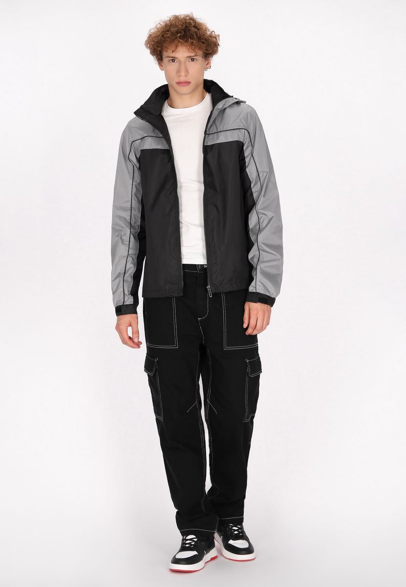 Windjacke mit Kapuze und Kontrasteinsätzen