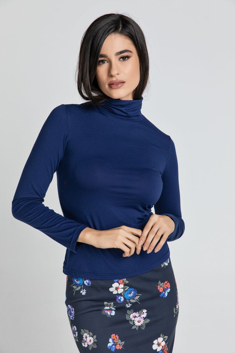 Marineblaues, tailliertes Langarm-Rollkragenshirt