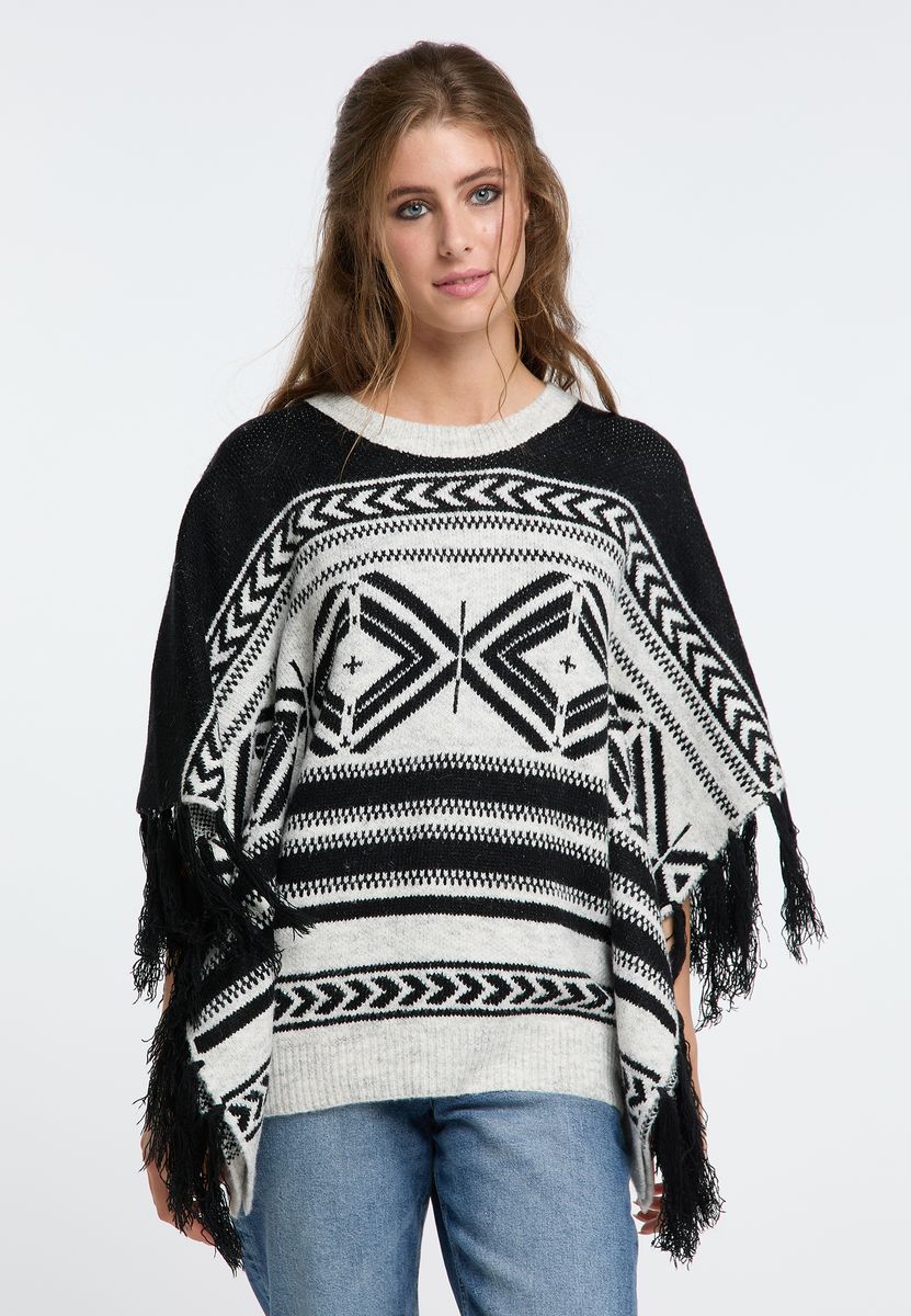Strickponcho im Boho-Stil mit Fransen