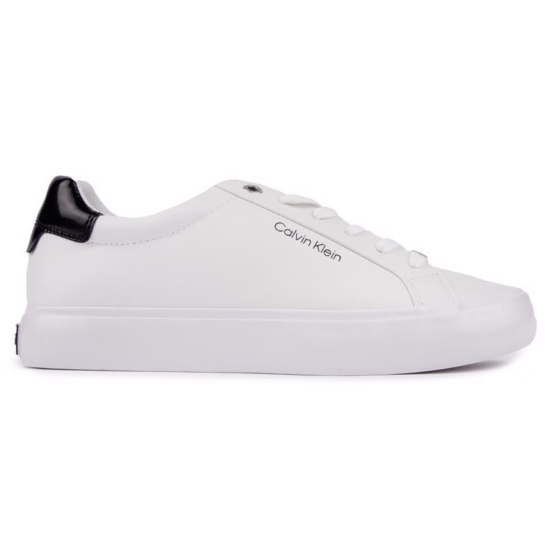 Weiße Lederplateau-Sneakers mit schwarzer Ferse