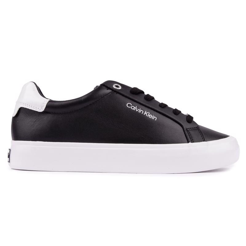 Weiße Lederplateau-Sneakers mit schwarzer Ferse