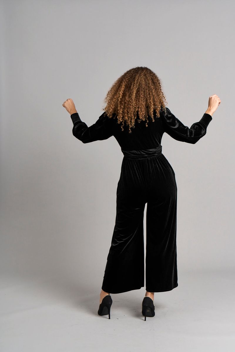 Samt-Jumpsuit mit Wickelausschnitt