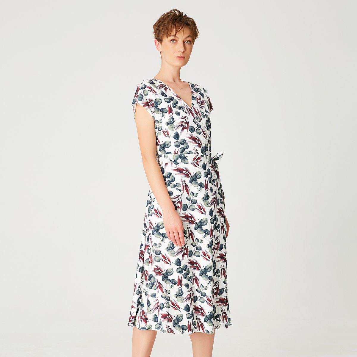 Elegantes Wickel-Midikleid mit Blätterdruck