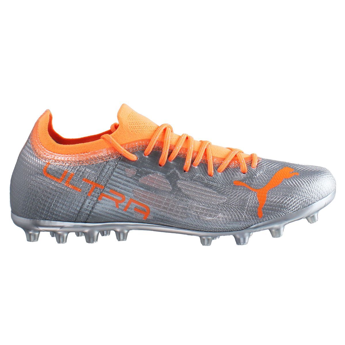 Silberne und orangefarbene Fußballschuhe