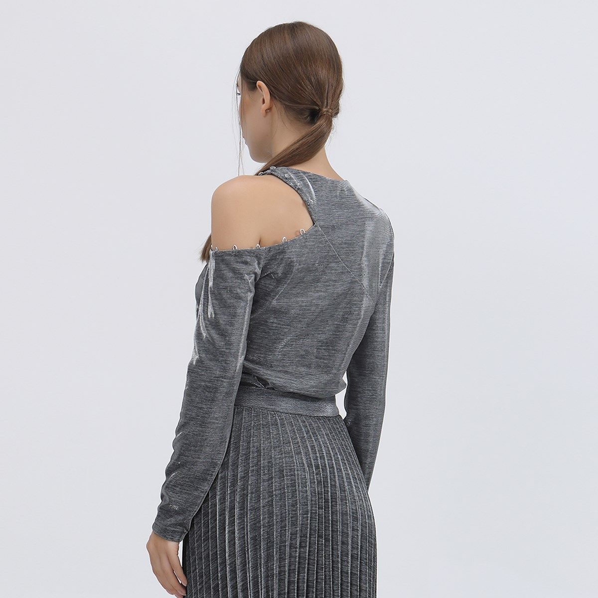 Asymmetrisches schimmerndes Off-Shoulder-Oberteil