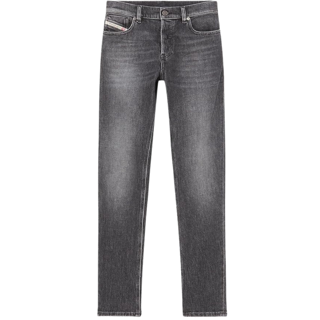 Verwaschene schwarze Jeans mit regulärer Passform