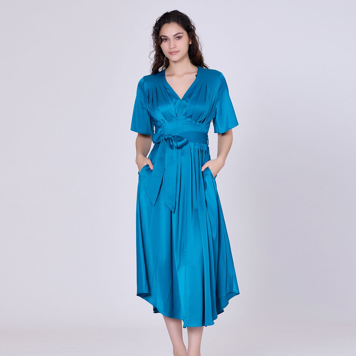 Elegantes Satin-Midikleid mit Gürtel