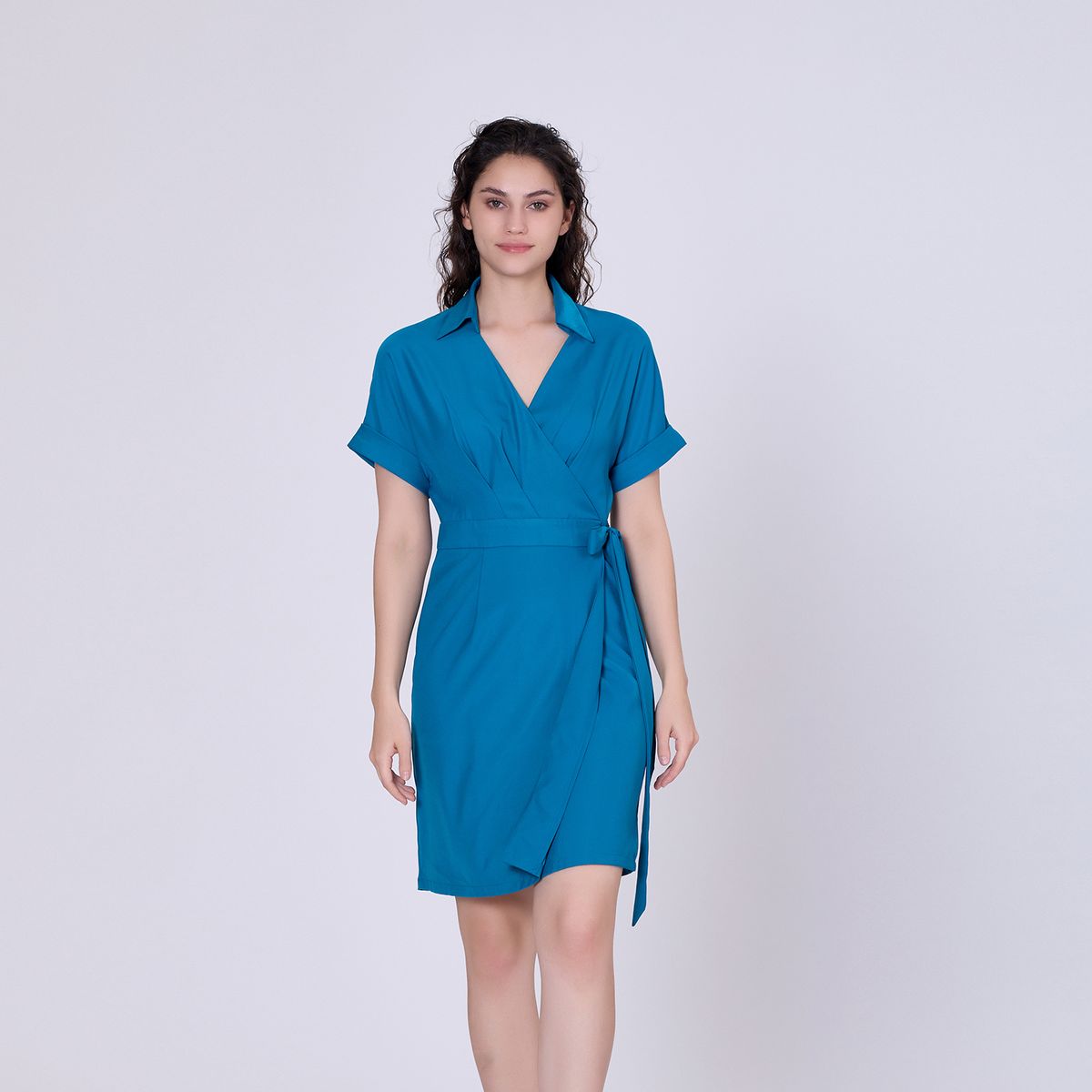 Minimalistisches, schickes Wickelkleid mit Kragen