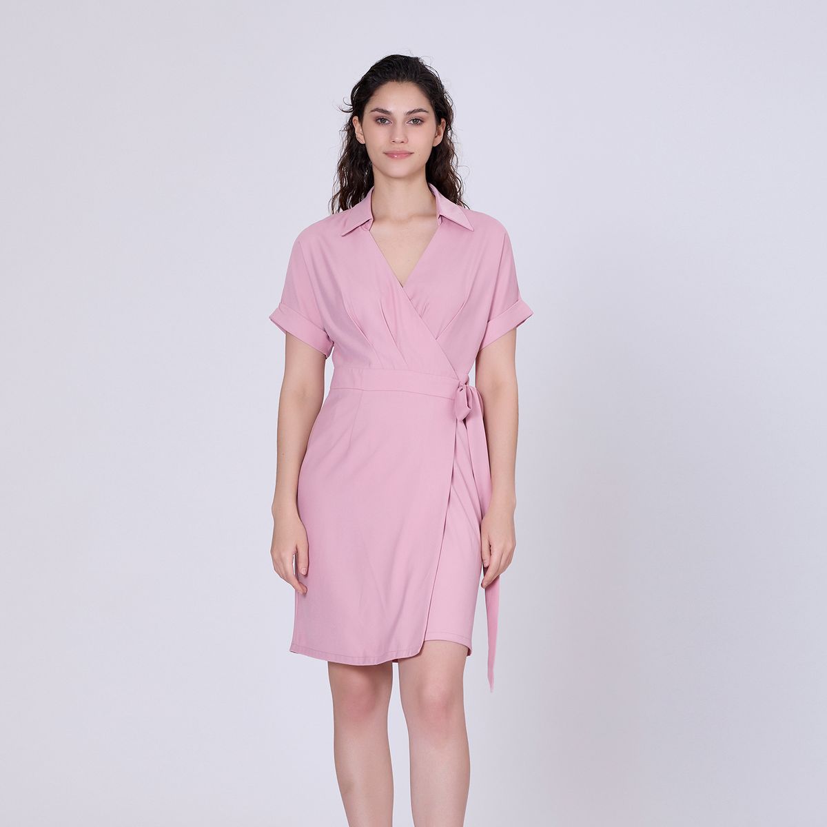 Minimalistisches, schickes Wickelkleid mit Kragen