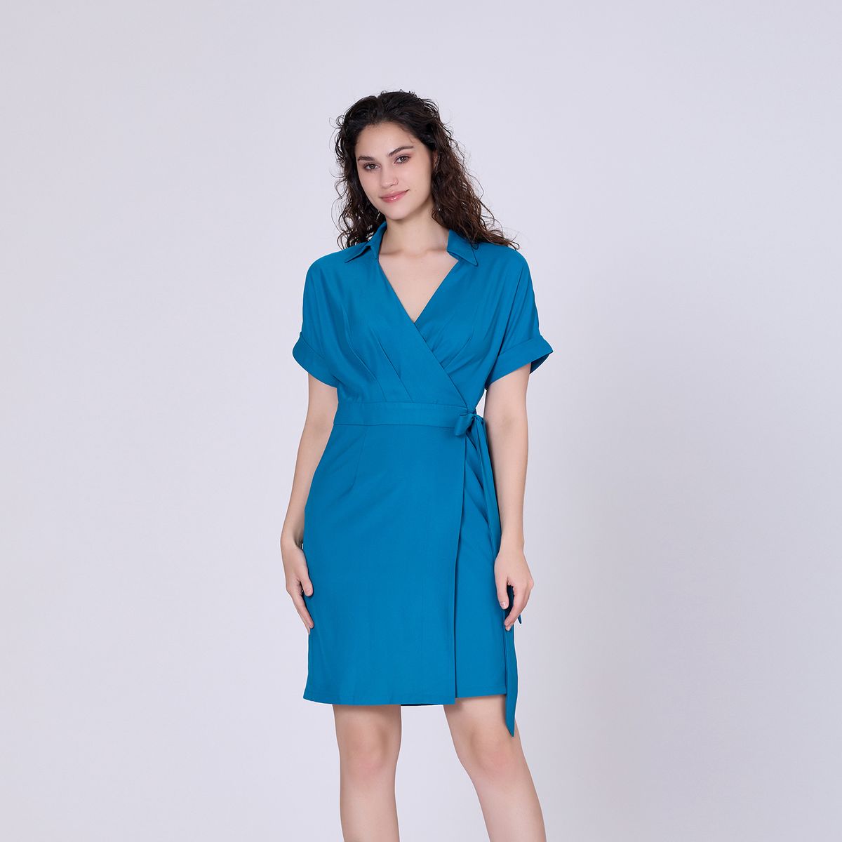 Minimalistisches Wickelkleid mit italienischem Kragen