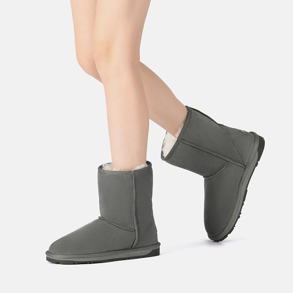 Klassische kurze Lammfellstiefel aus Wildleder
