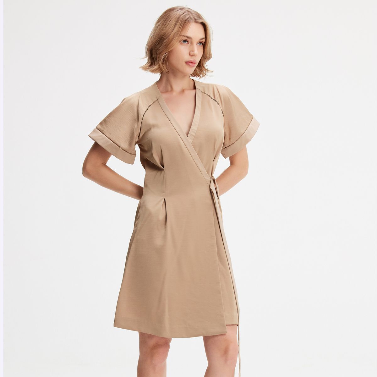 Minimalistisches Wickelkleid mit Zierdetails