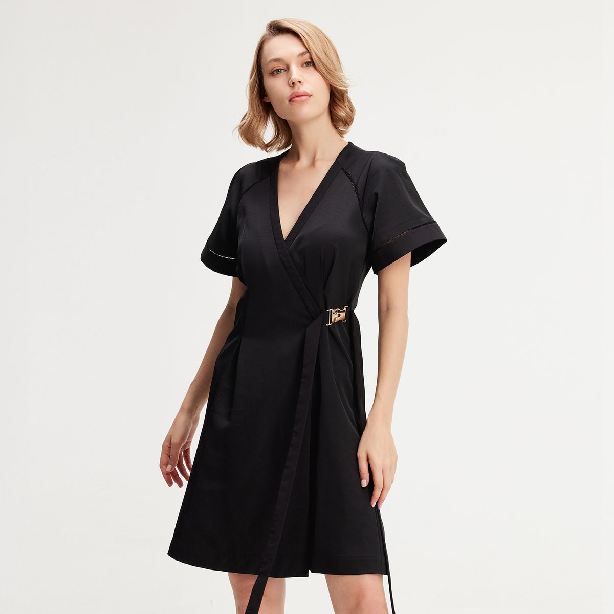 Minimalistisches Wickelkleid mit Zierdetails
