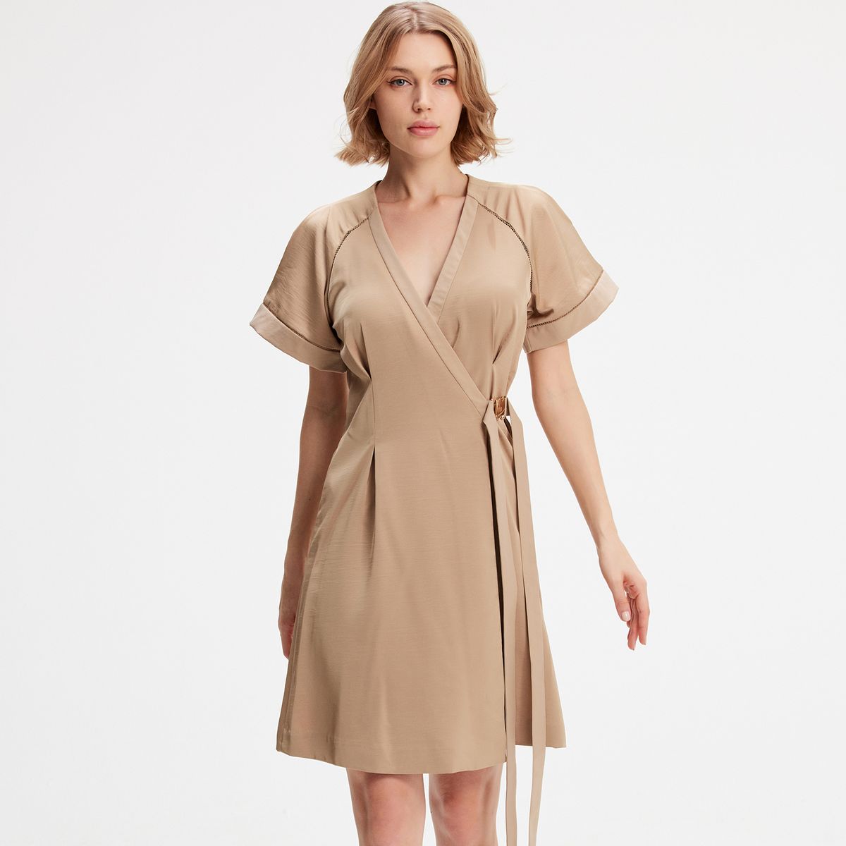 Minimalistisches Wickelkleid mit V-Ausschnitt
