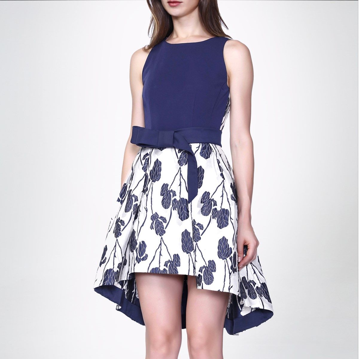 Geblümtes Skaterkleid aus Jacquard mit Gürtel