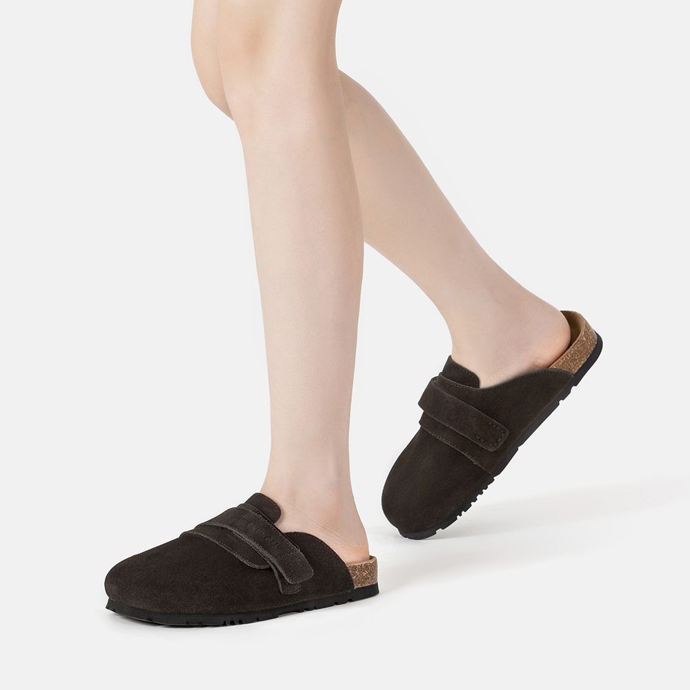 Minimalistische Wildleder-Mules mit Riemen