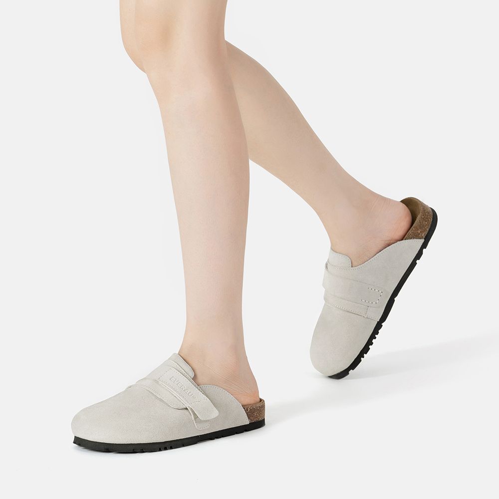 Minimalistische Wildleder-Mules mit Riemen