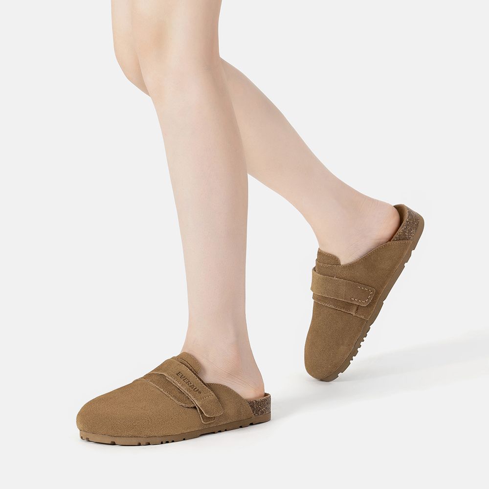 Minimalistische Wildleder-Mules mit Riemen