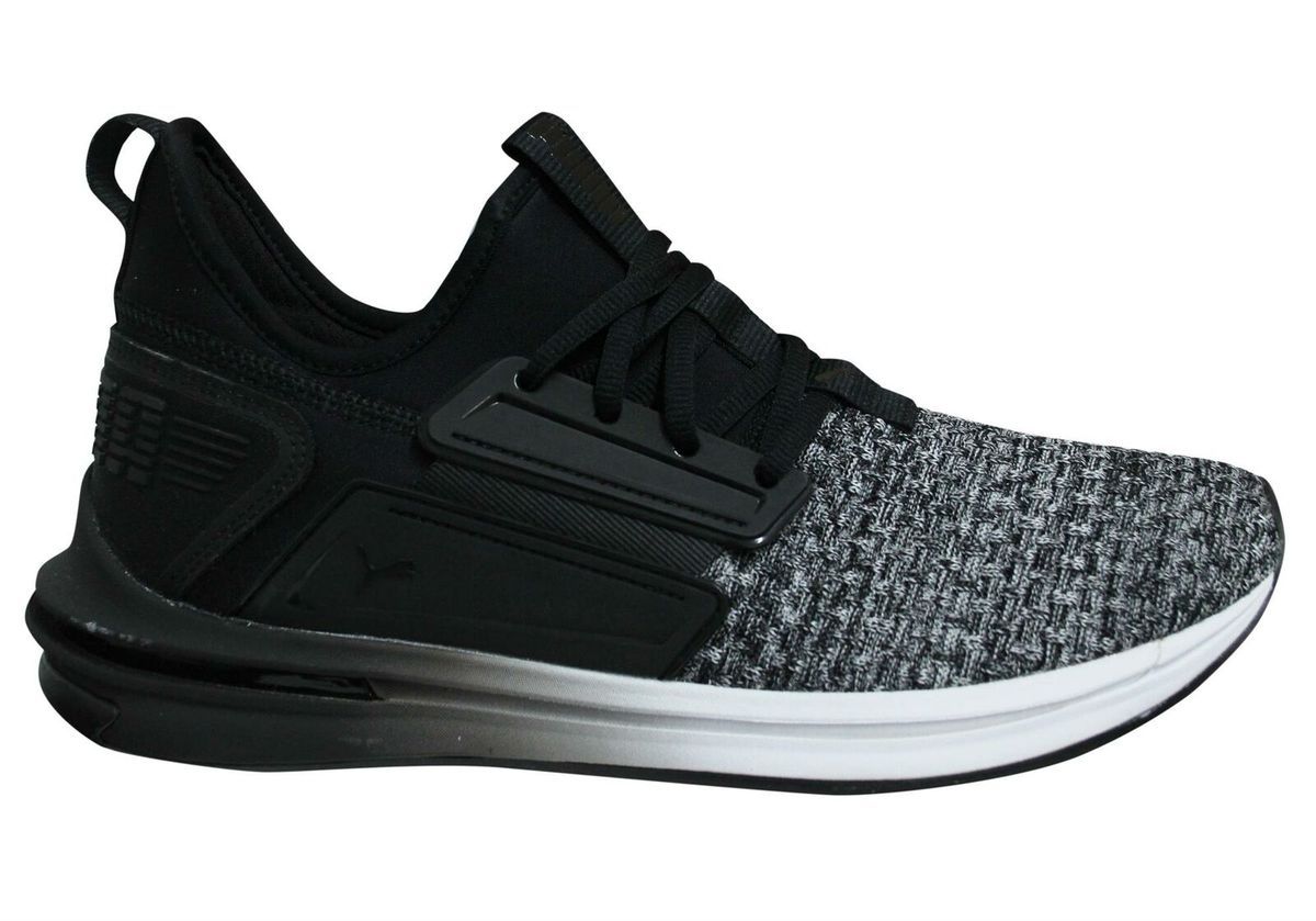 Schwarzer Laufschuh mit Strickoberfläche