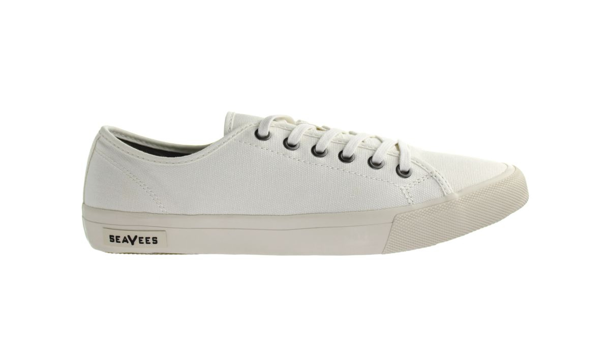 Seavees Monterey Sneaker Standard weiße Baumwoll -Leinwand vor weißen Herren -Trainern