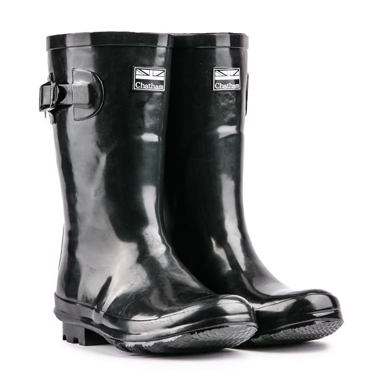 Kurze glänzende Gummistiefel