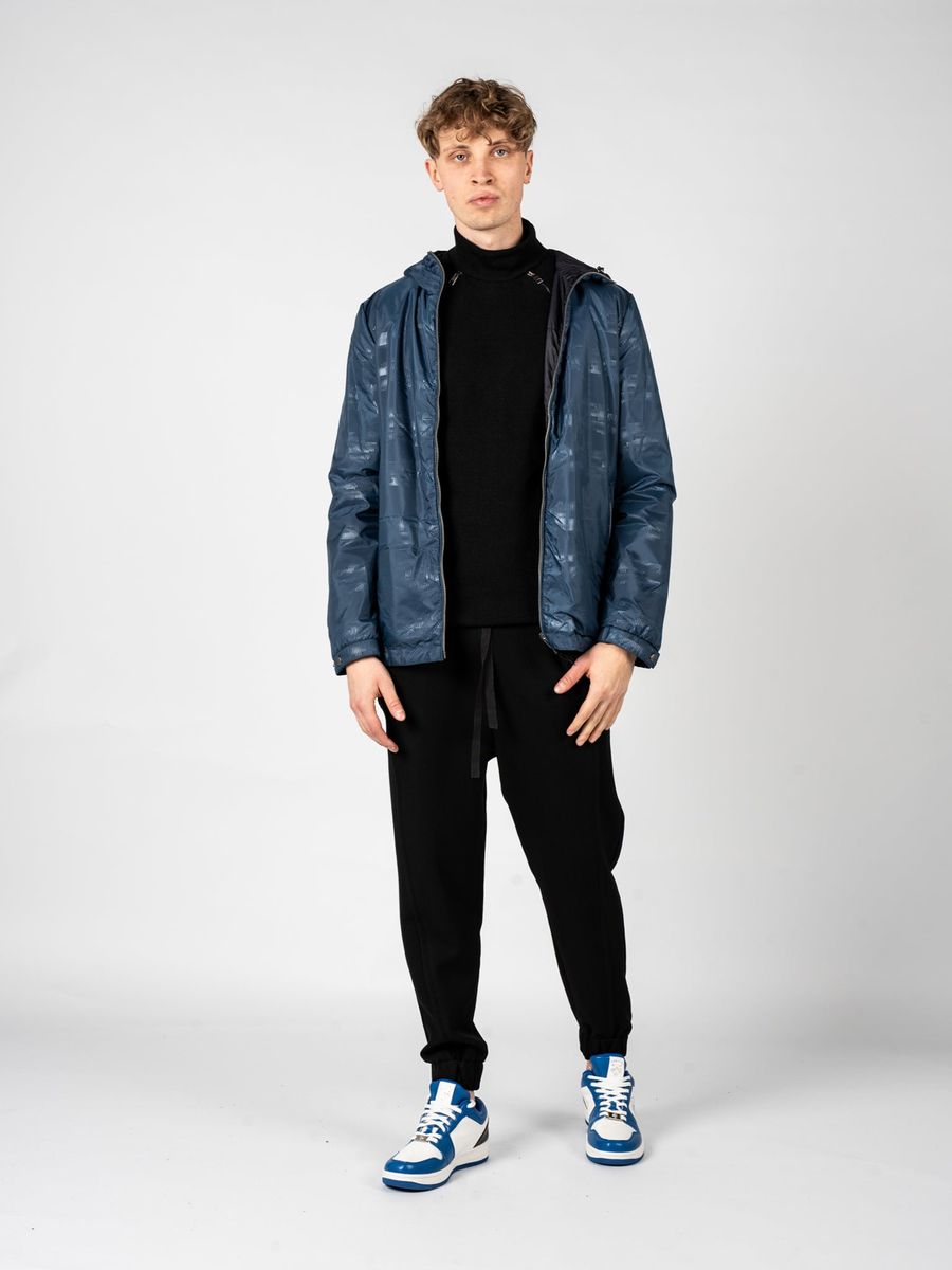 Leichte Performance-Jacke mit Kapuze
