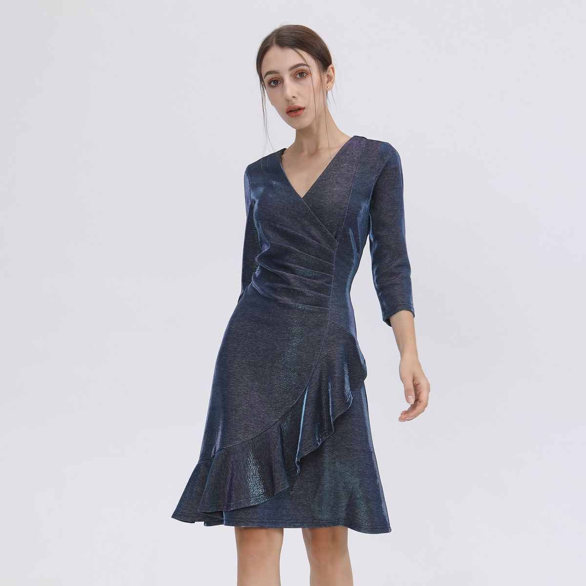 Schimmerndes Wickel-Cocktailkleid mit Rüschen