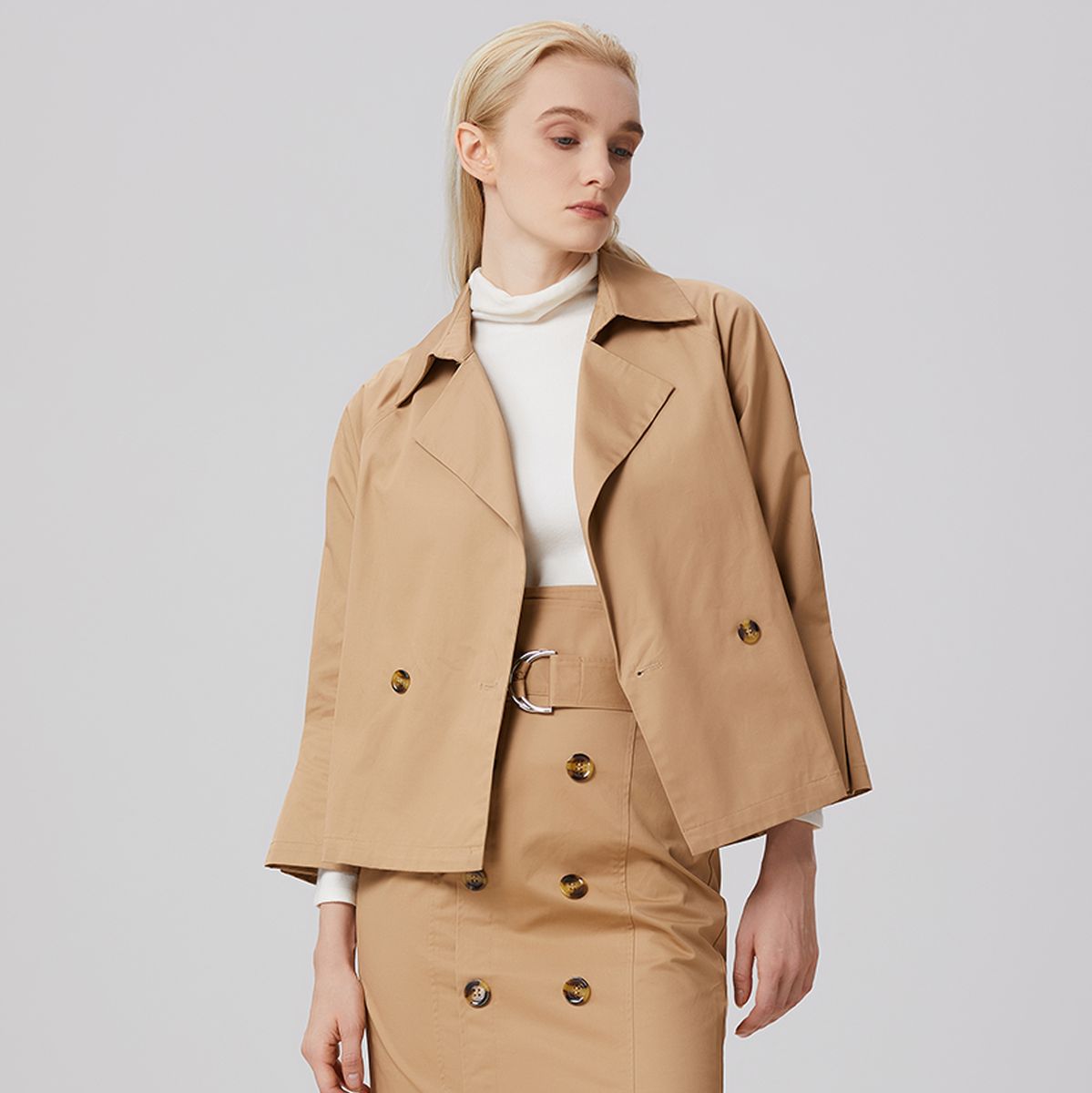Zweireihiger Trenchcoat in Kurzform