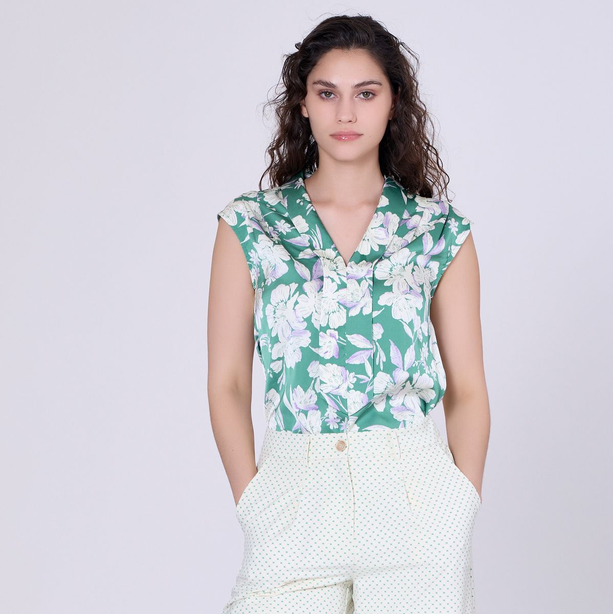 Ärmellose Bluse mit Blumendruck