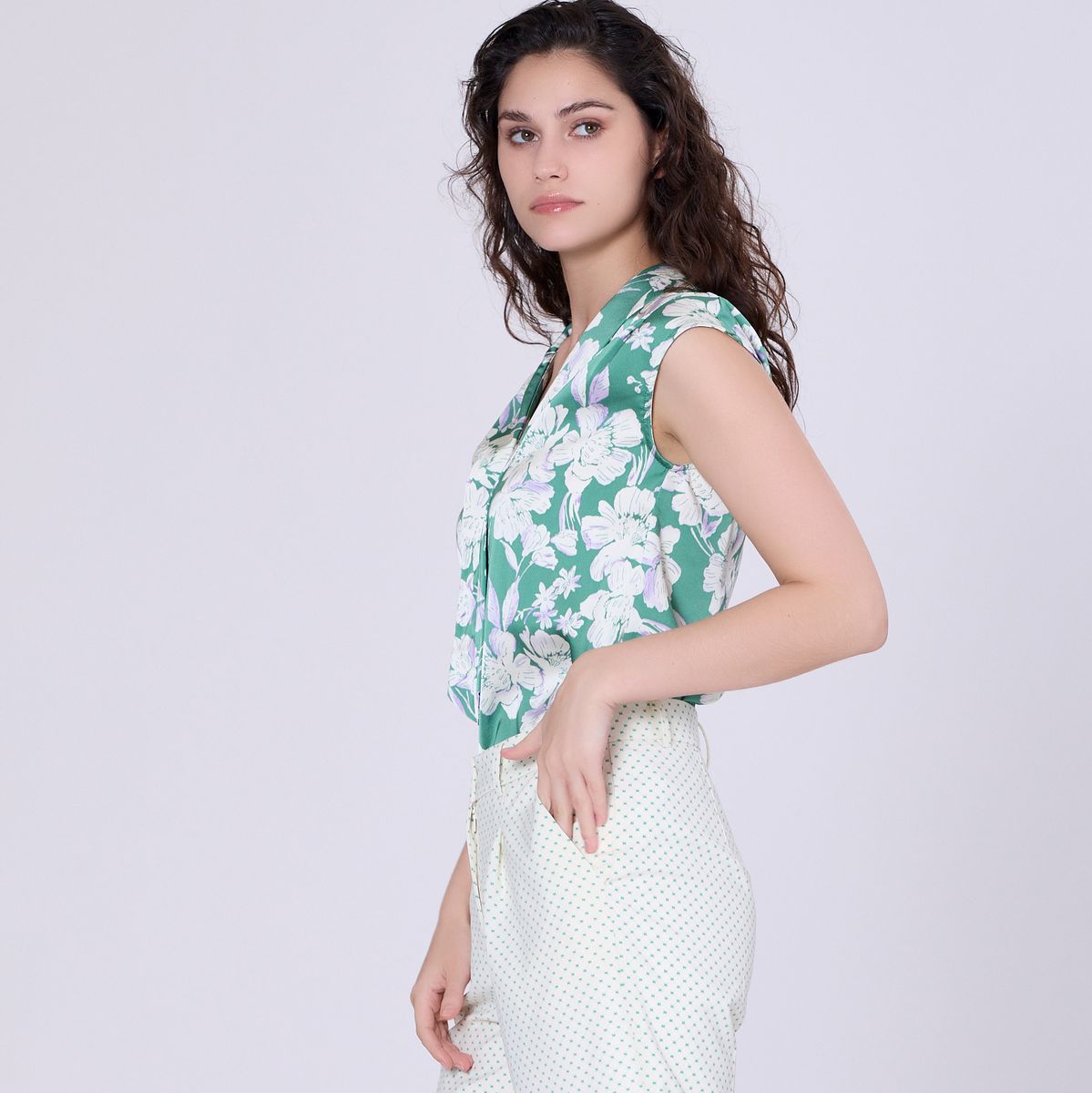 Ärmellose Bluse mit Makro-Blumenprint