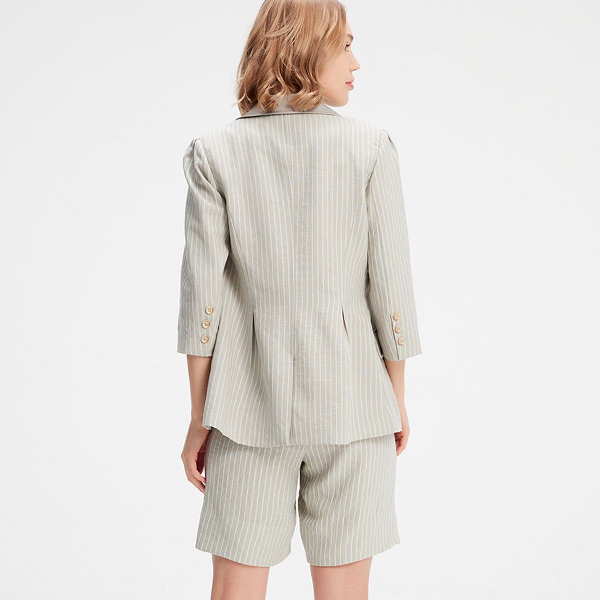 Taillierter Nadelstreifen-Blazer mit Satin-Details