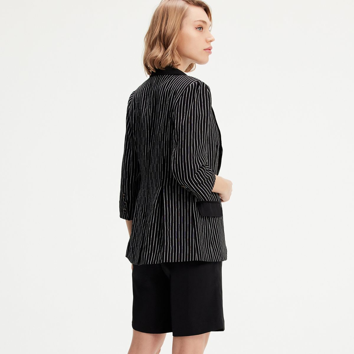 Taillierter Nadelstreifen-Blazer mit Satin-Details