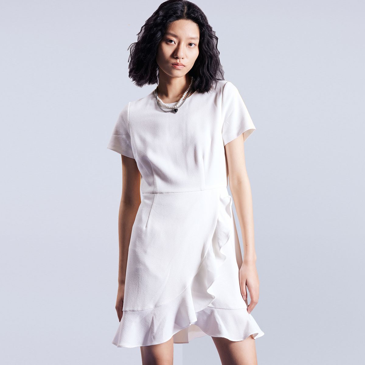 Gerüschtes Wickel-Skater-Minikleid