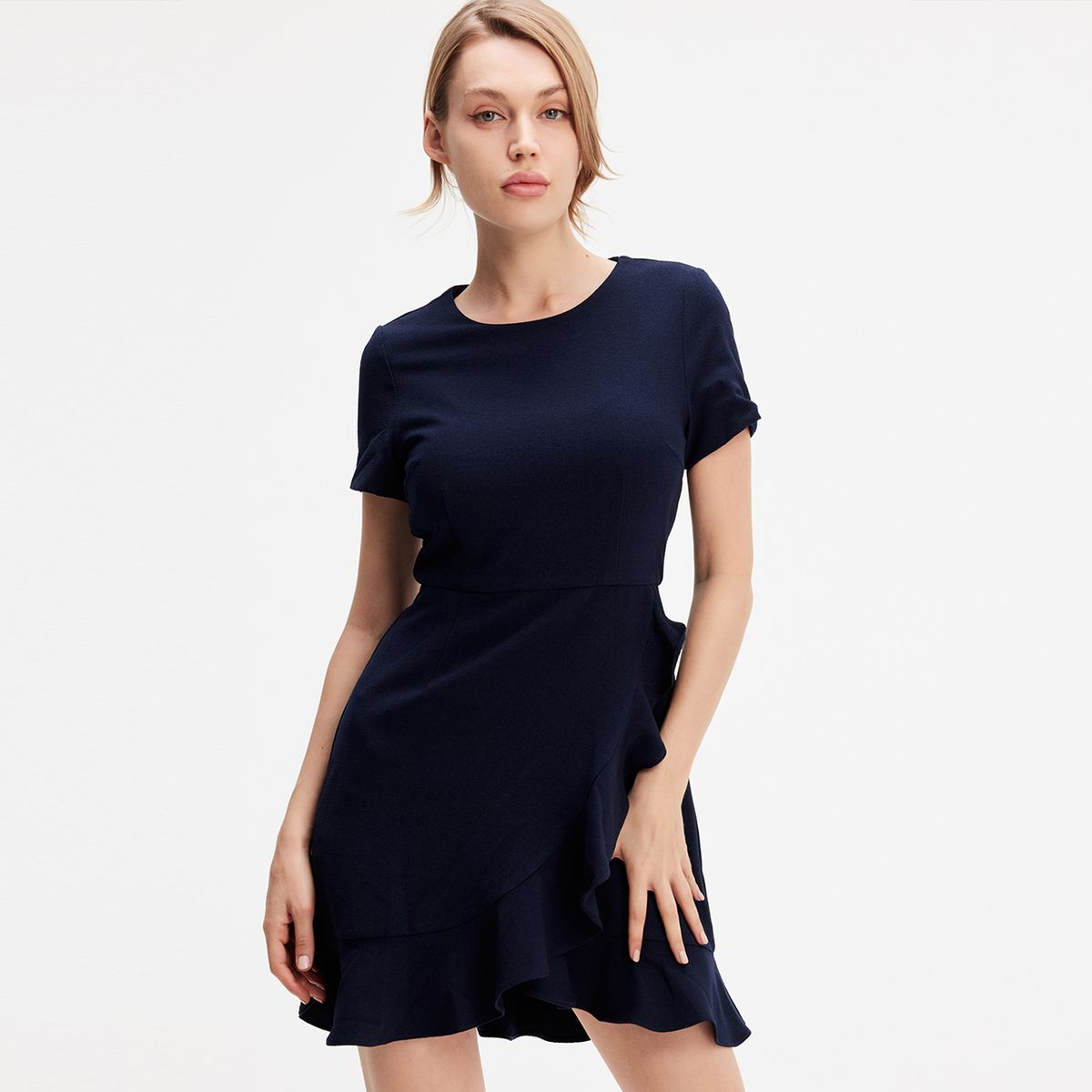 Gerüschtes Wickel-Skater-Minikleid