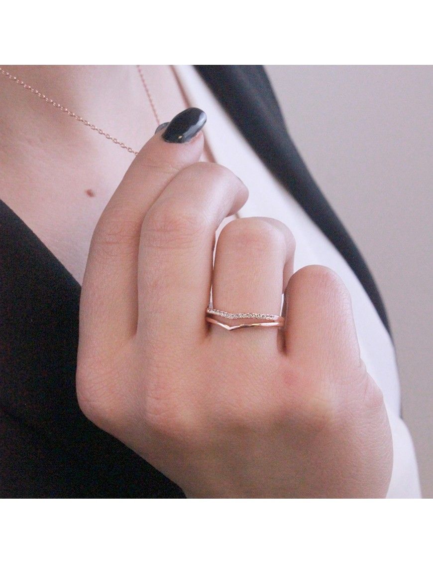 Eleganter geschwungener Kristall-V-Ring