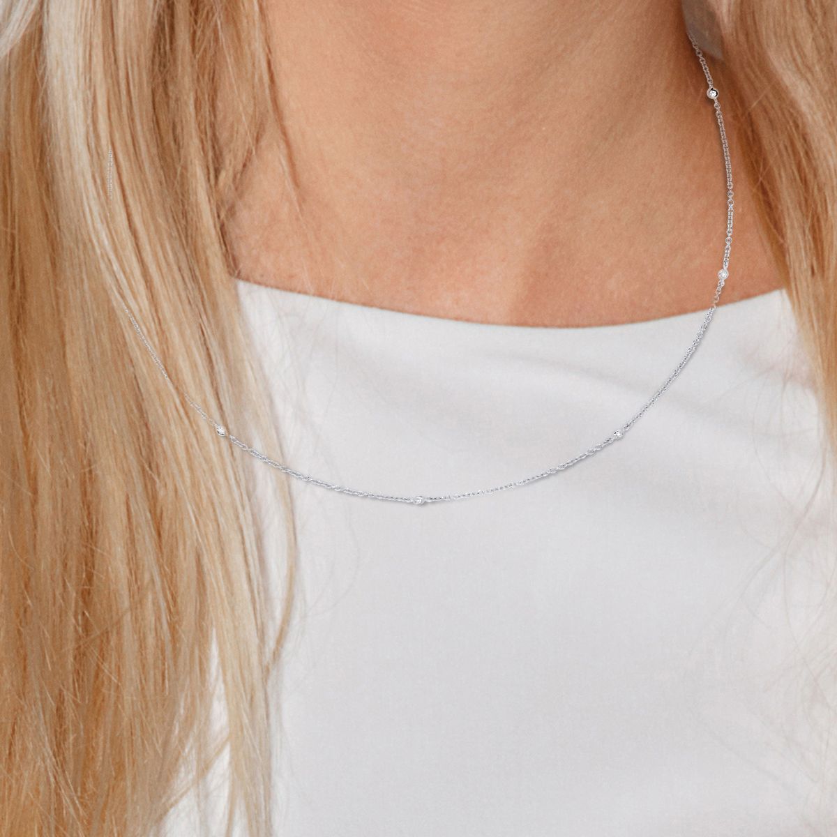 Halskette mit neun Diamanten in Zargenfassung