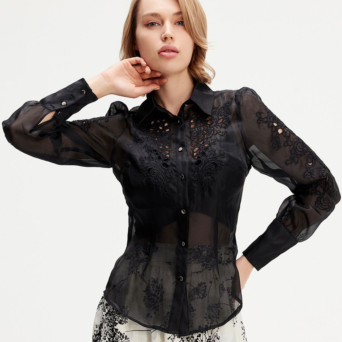Bestickte Organza-Bluse mit Knöpfen