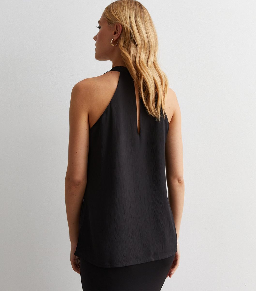 Neckholder-Top mit Rüschen und Blume
