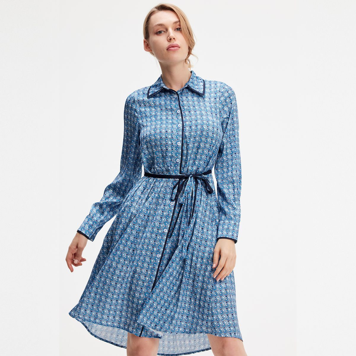 Hemdkleid mit geometrischem Muster und Gürtel