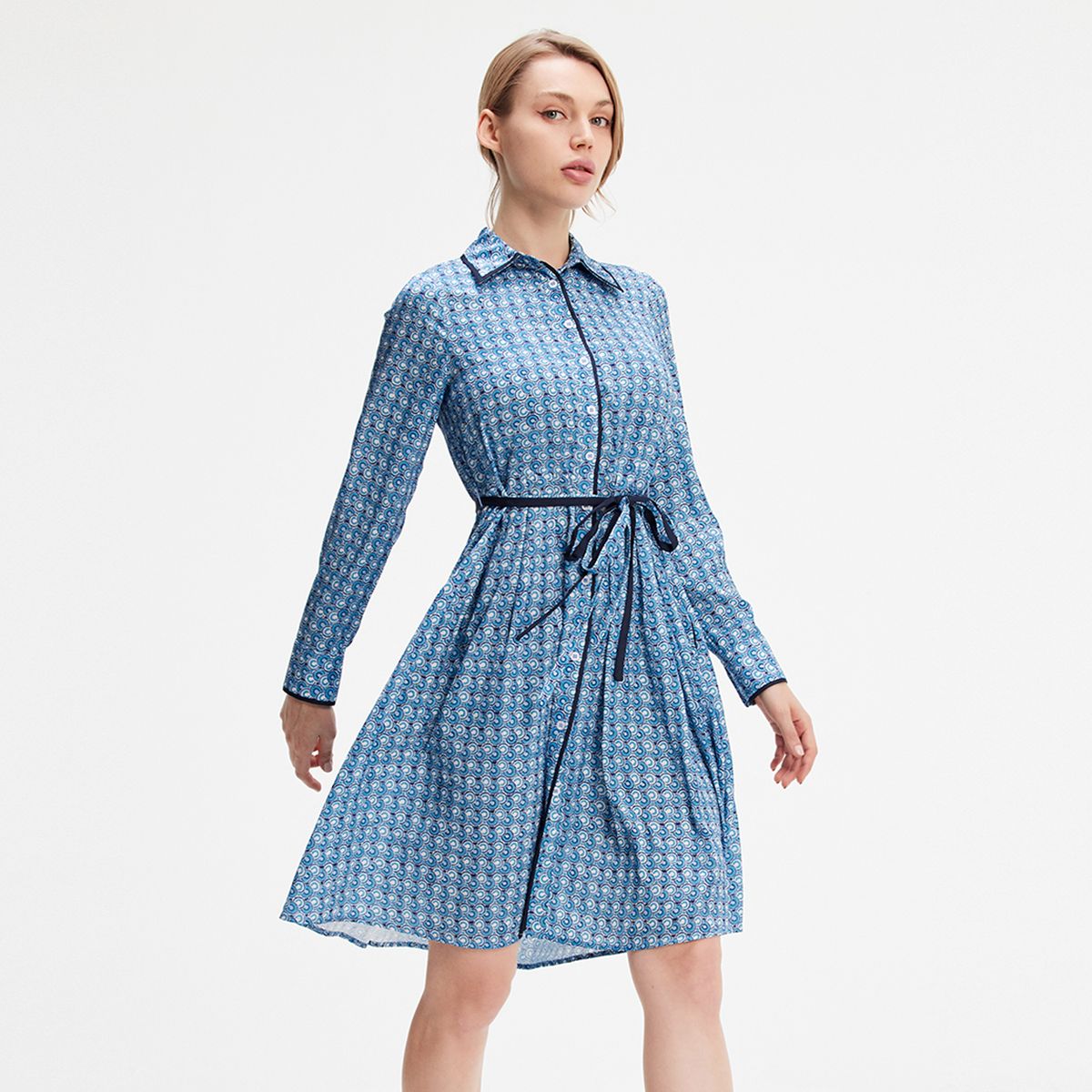 Hemdblusenkleid mit geometrischem Print und Gürtel