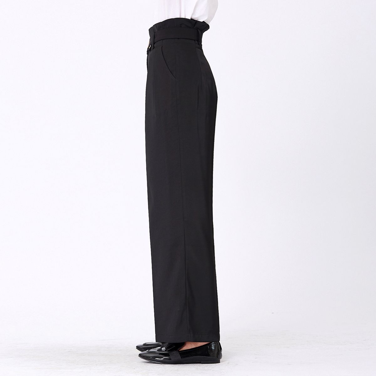 Hochgeschnittene weite Hose mit Bundfalten